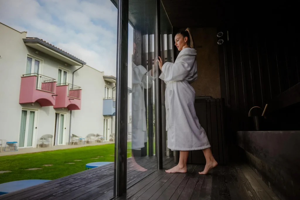 Nell'immagine una ragazza nella Sauna dell'hotel.